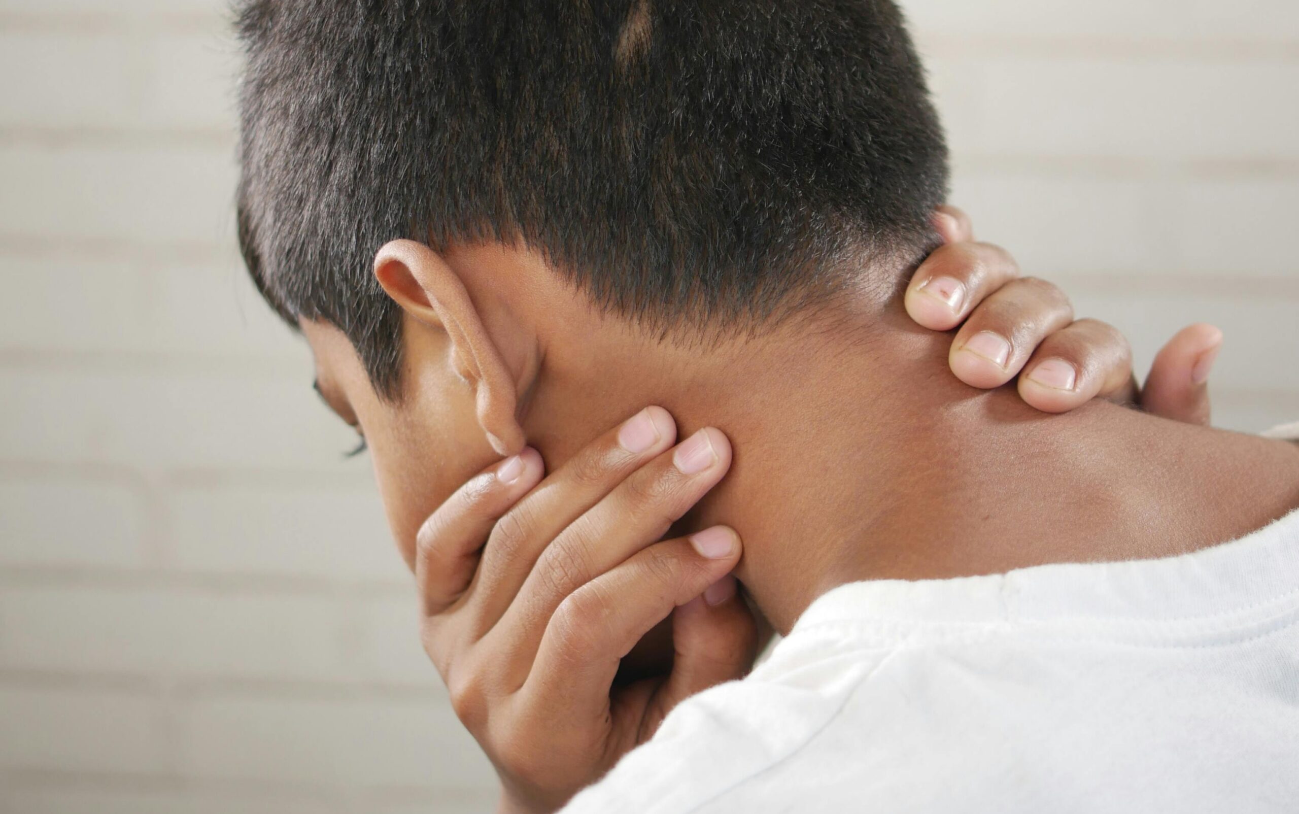 Man holding sore neck